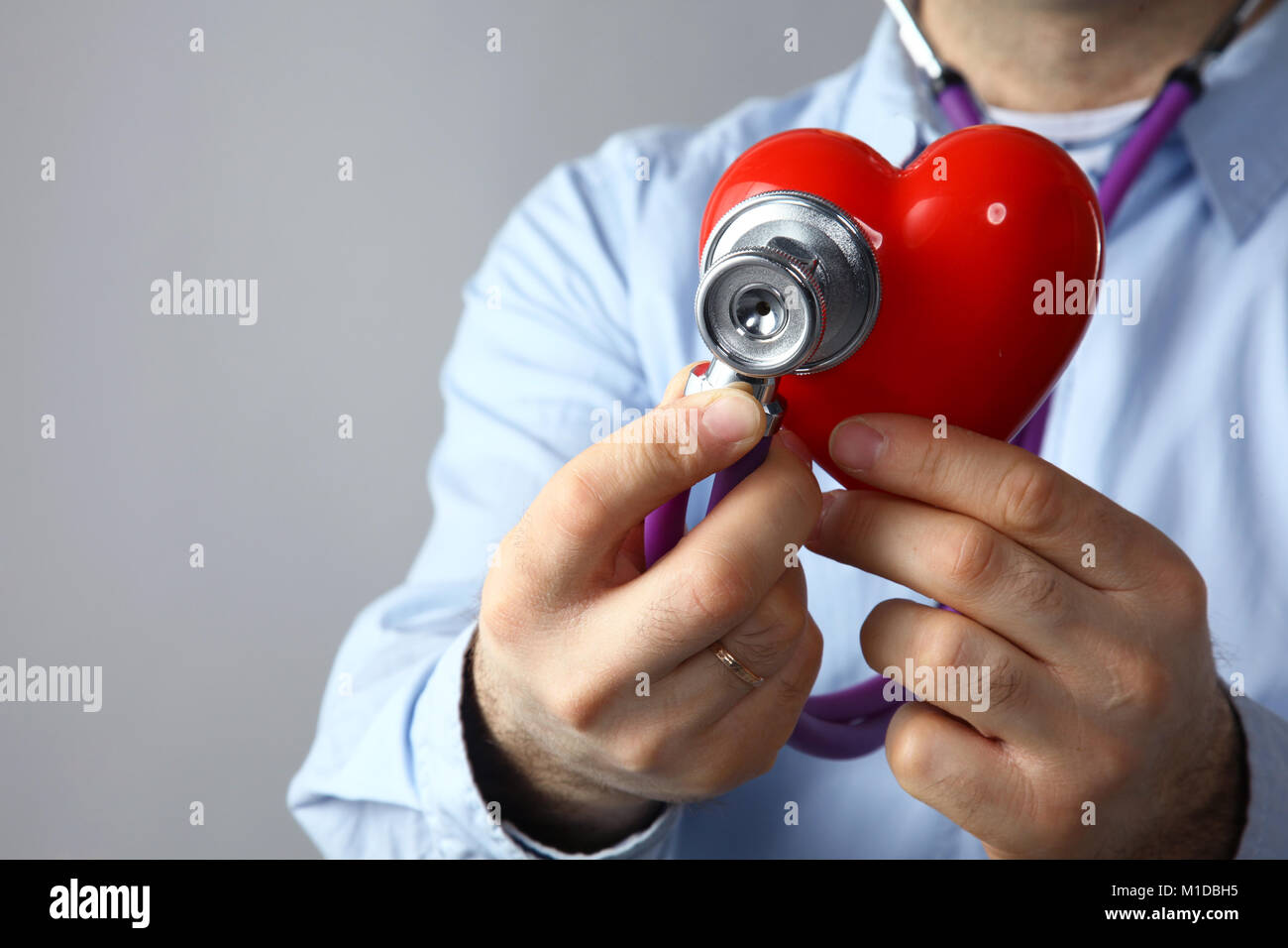 Arzt Mann mit medizinische Stethoskop Prüfung rotes Herz Stockfoto