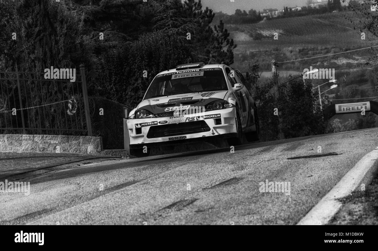SAN MARINO, SAN MARINO - OTT 21 - 2017: FORD FOCUS WRC 2002 alten Rennwagen Rallye DIE LEGENDE 2017 der berühmte SAN MARINO historische Rennen Stockfoto