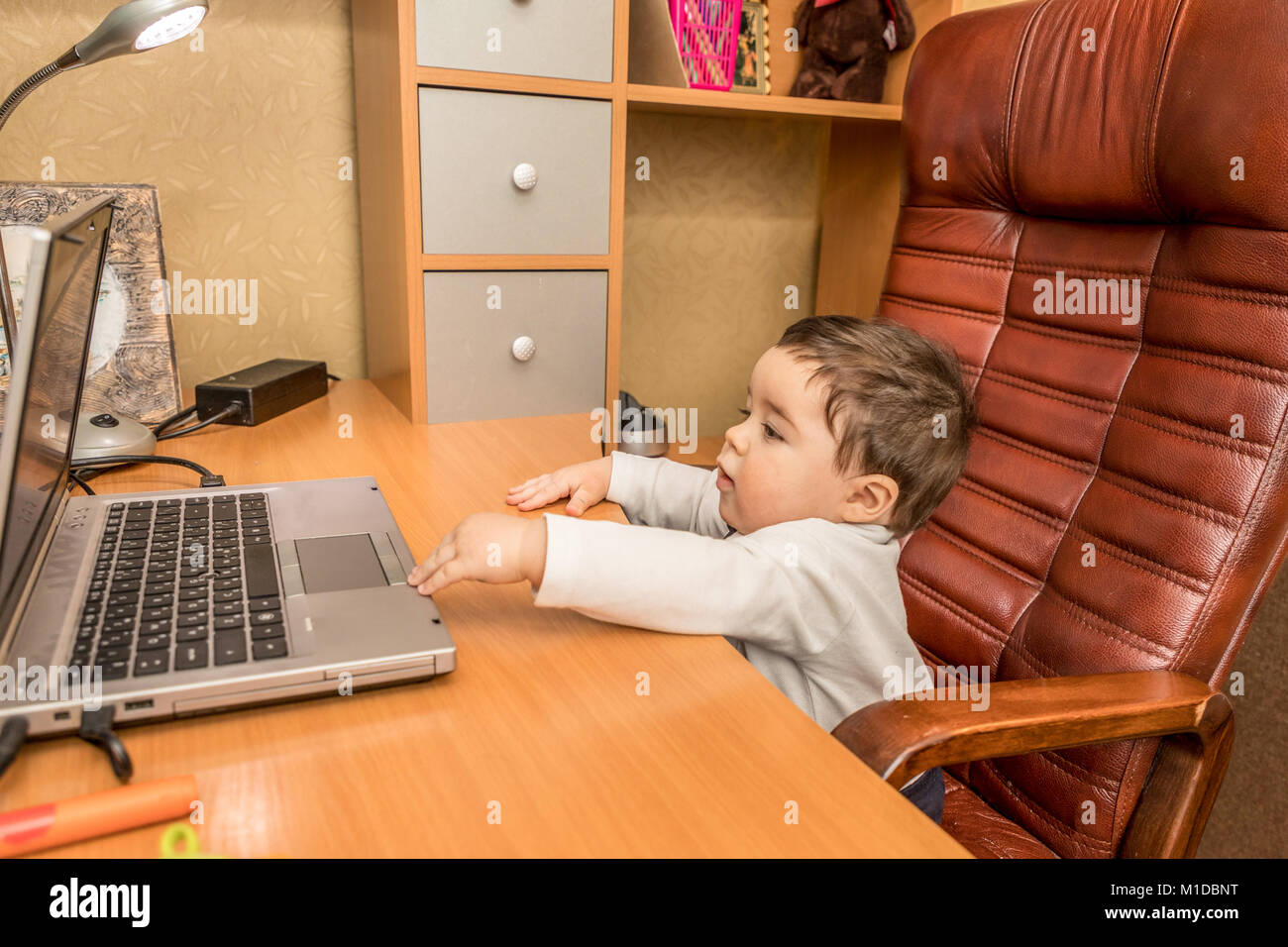 Junge mit arbeitskleidung -Fotos und -Bildmaterial in hoher Auflösung ...