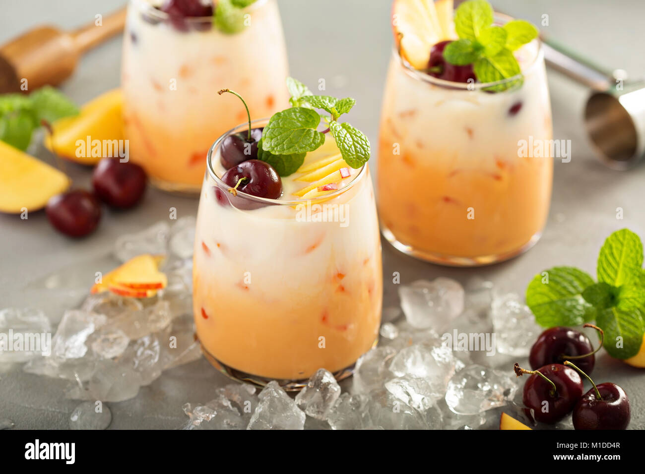 Sommer Kirschen und Pfirsich Kokosmilch cocktail Stockfoto
