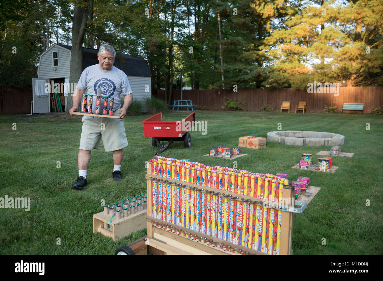 Port Huron Township, Michigan - Lorenzo Almendarez, Sr. wird ein Feuerwerk an seinem Haus. Stockfoto