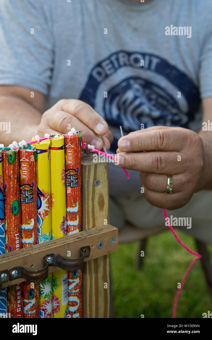 Port Huron Township, Michigan - Lorenzo Almendarez, Sr. verbindet die Sicherungen für ein Feuerwerk an seinem Haus. Stockfoto