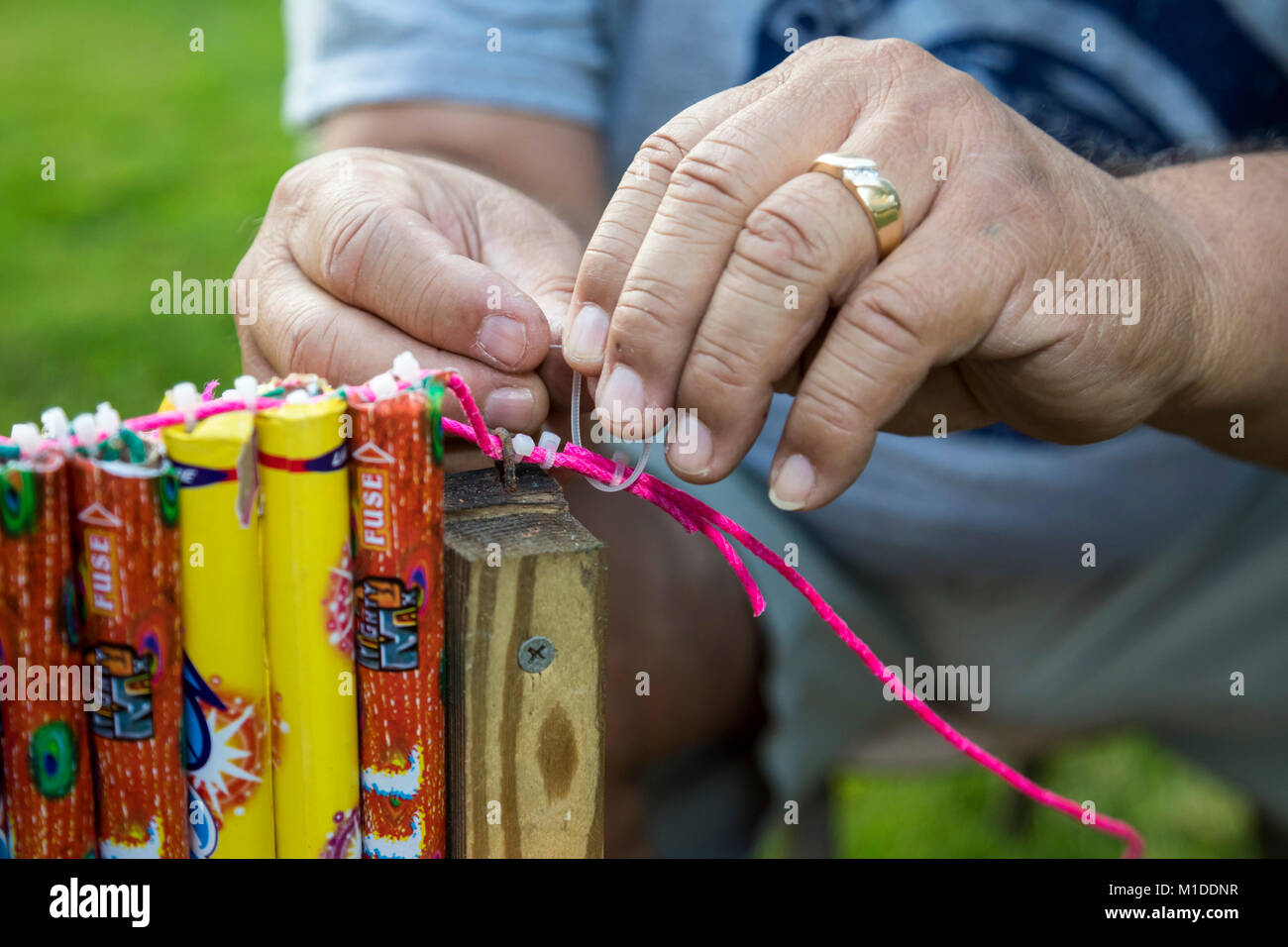 Port Huron Township, Michigan - Lorenzo Almendarez, Sr. verbindet die Sicherungen für ein Feuerwerk an seinem Haus. Stockfoto