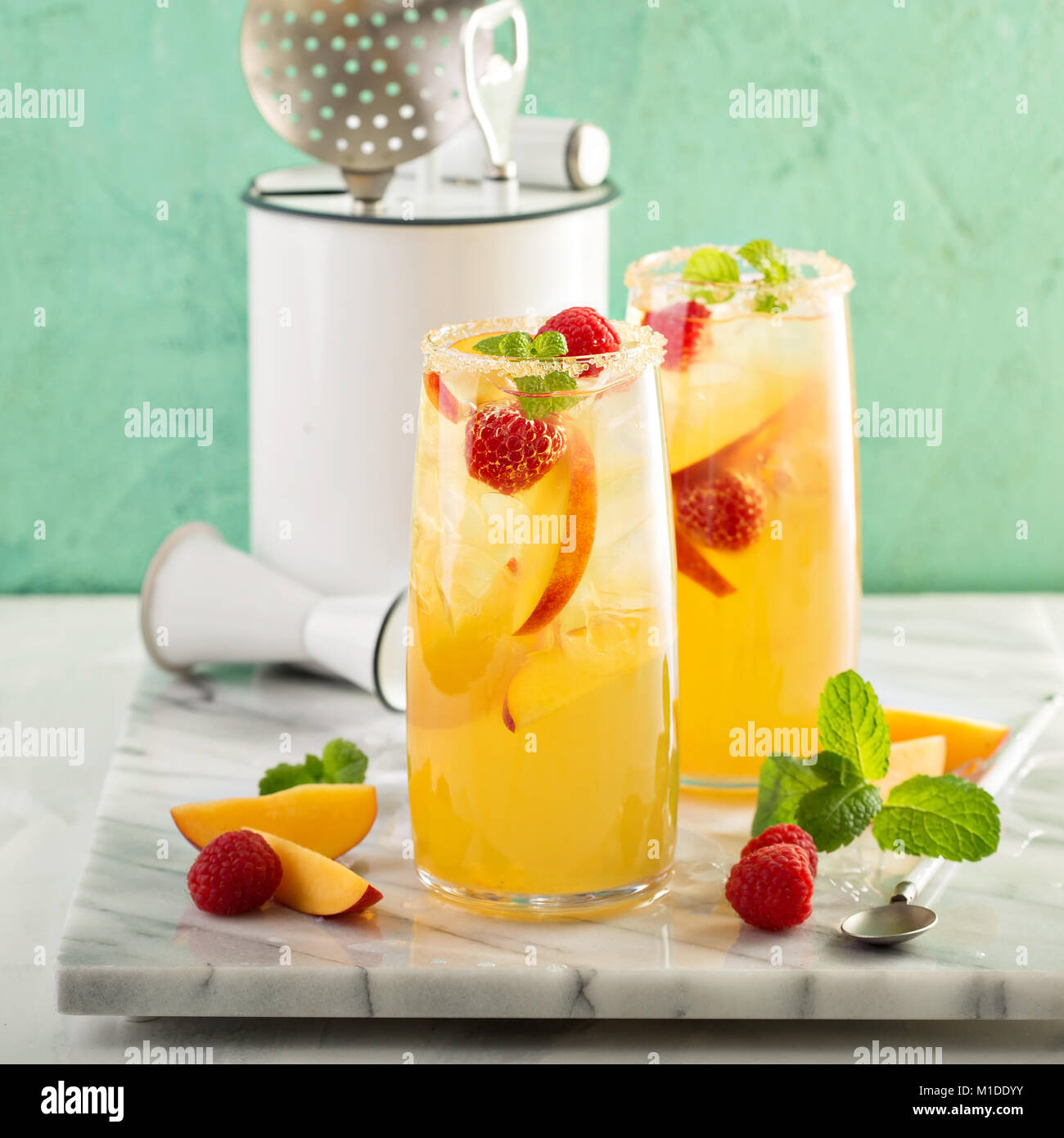 Bunten erfrischenden kalten Sommer trinken mit Pfirsichen Stockfoto