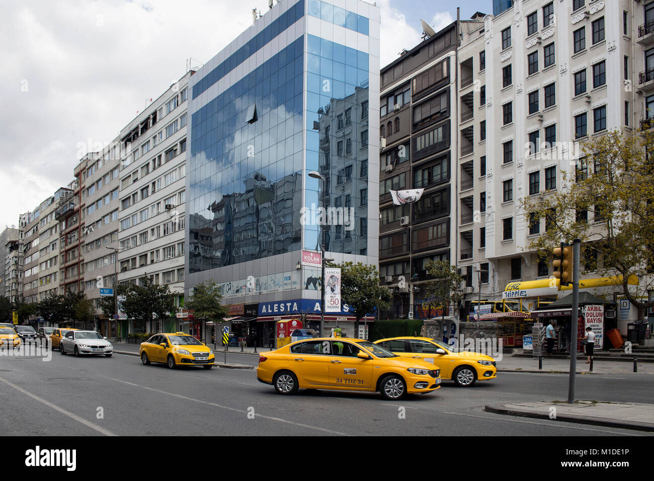 Blick auf die Straße namens "Halaskargazi' Avenue im Stadtteil Sisli Istanbul. Taxis und Gebäude sind in der Ansicht. Stockfoto