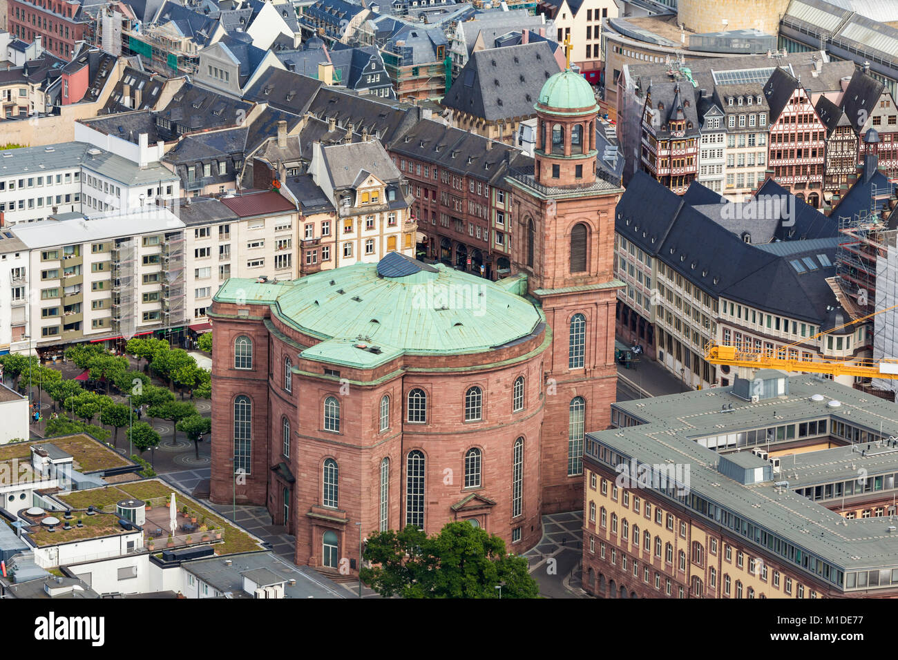 Eine Kirche in Frankfurt Deutschland von oben Stockfoto
