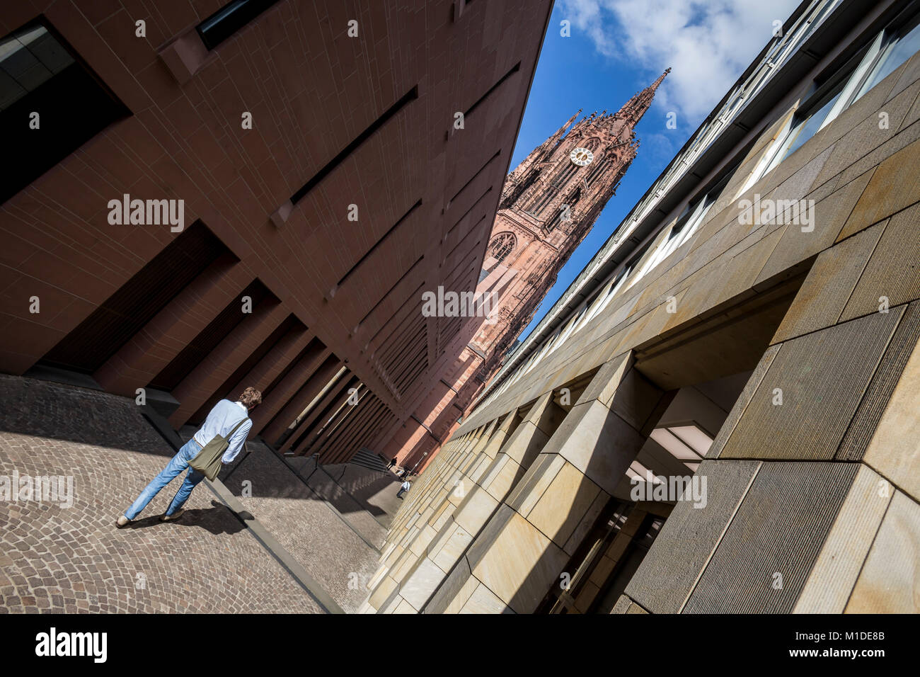 Eine Frau, die zu Fuß zum Dom Frankfurt Deutschland Stockfoto