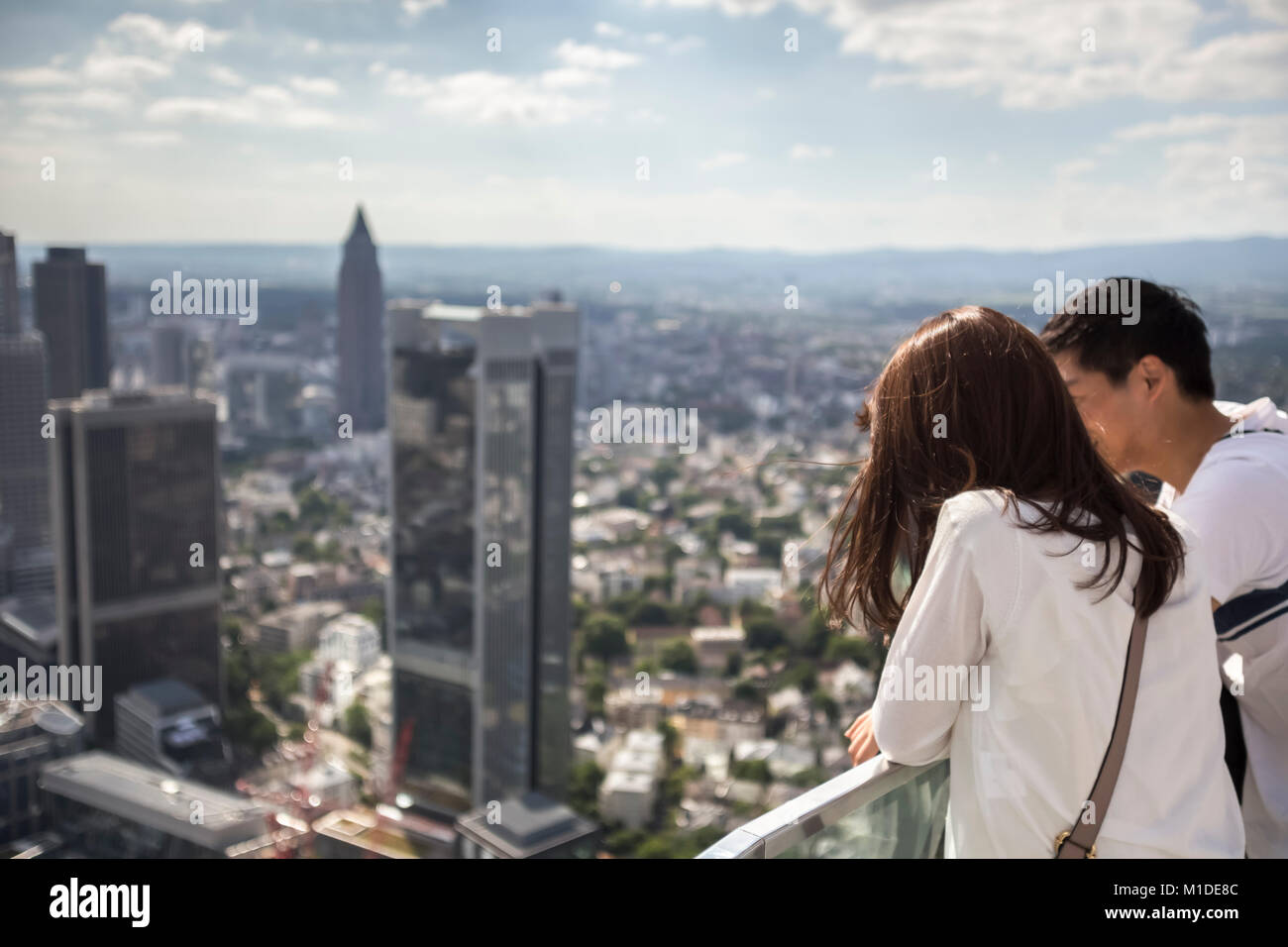 Ein paar beobachten Frankfurt Deutschland von oben Stockfoto