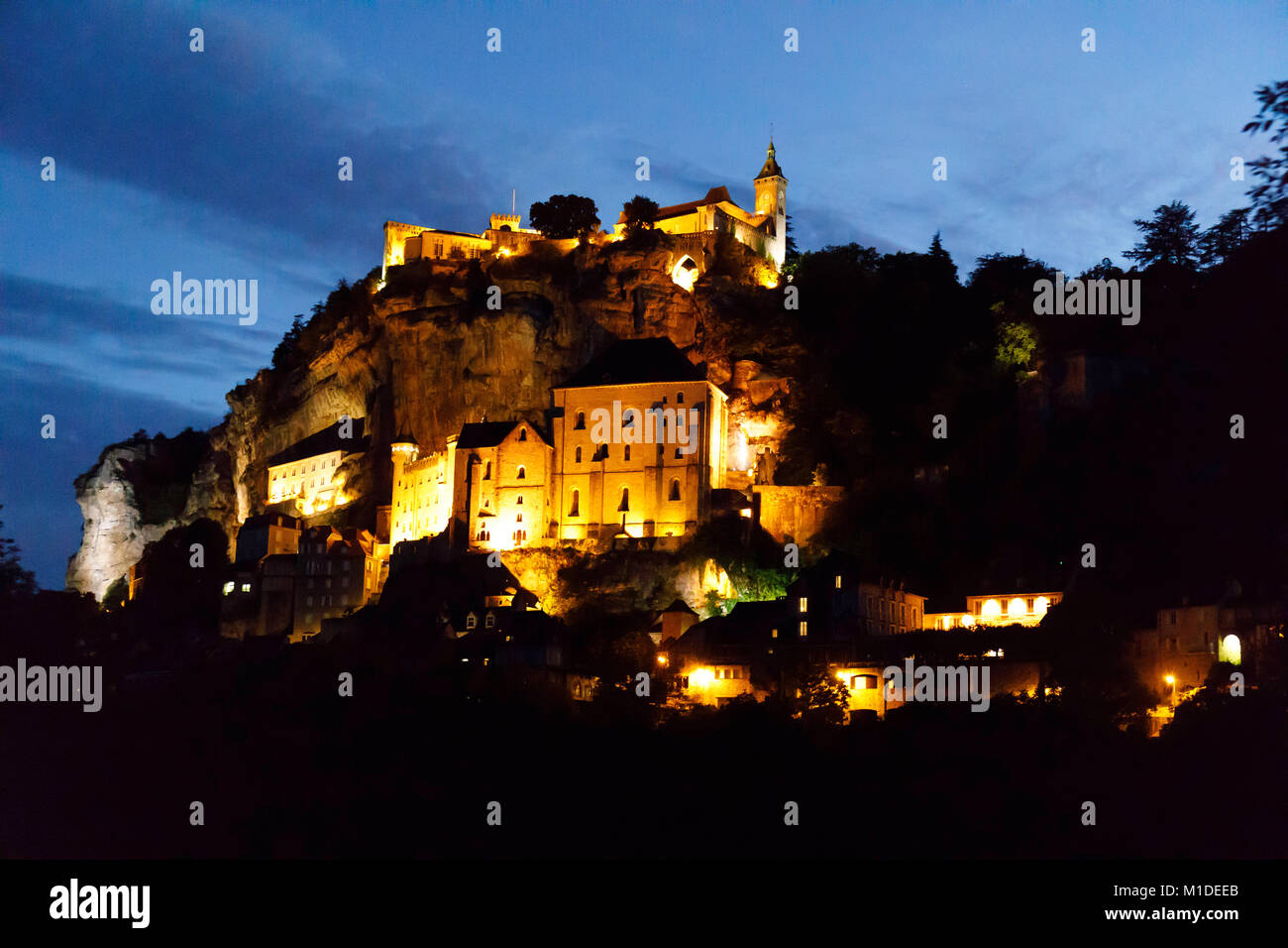 Reise auf einer Straße Zug nach Ansicht Rocamadour nachts beleuchtet Stockfoto