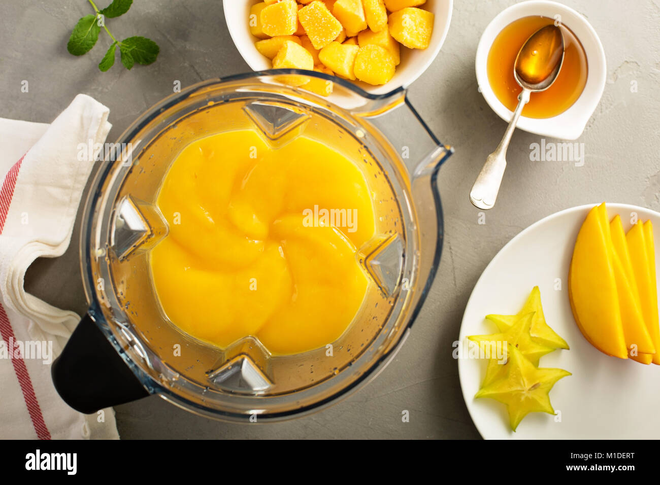 Die Smoothie mit Gefrorenes Mango Stockfoto
