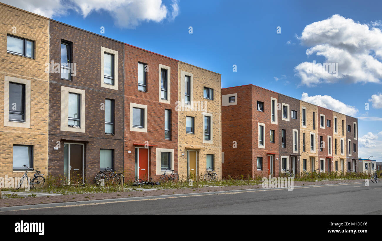 Modernen sozialen Wohnungsbau unter blauem Himmel in der terra Farben mit bescheidenen Familie Wohnung Häuser in Ypenburg, Den Haag, Niederlande Stockfoto