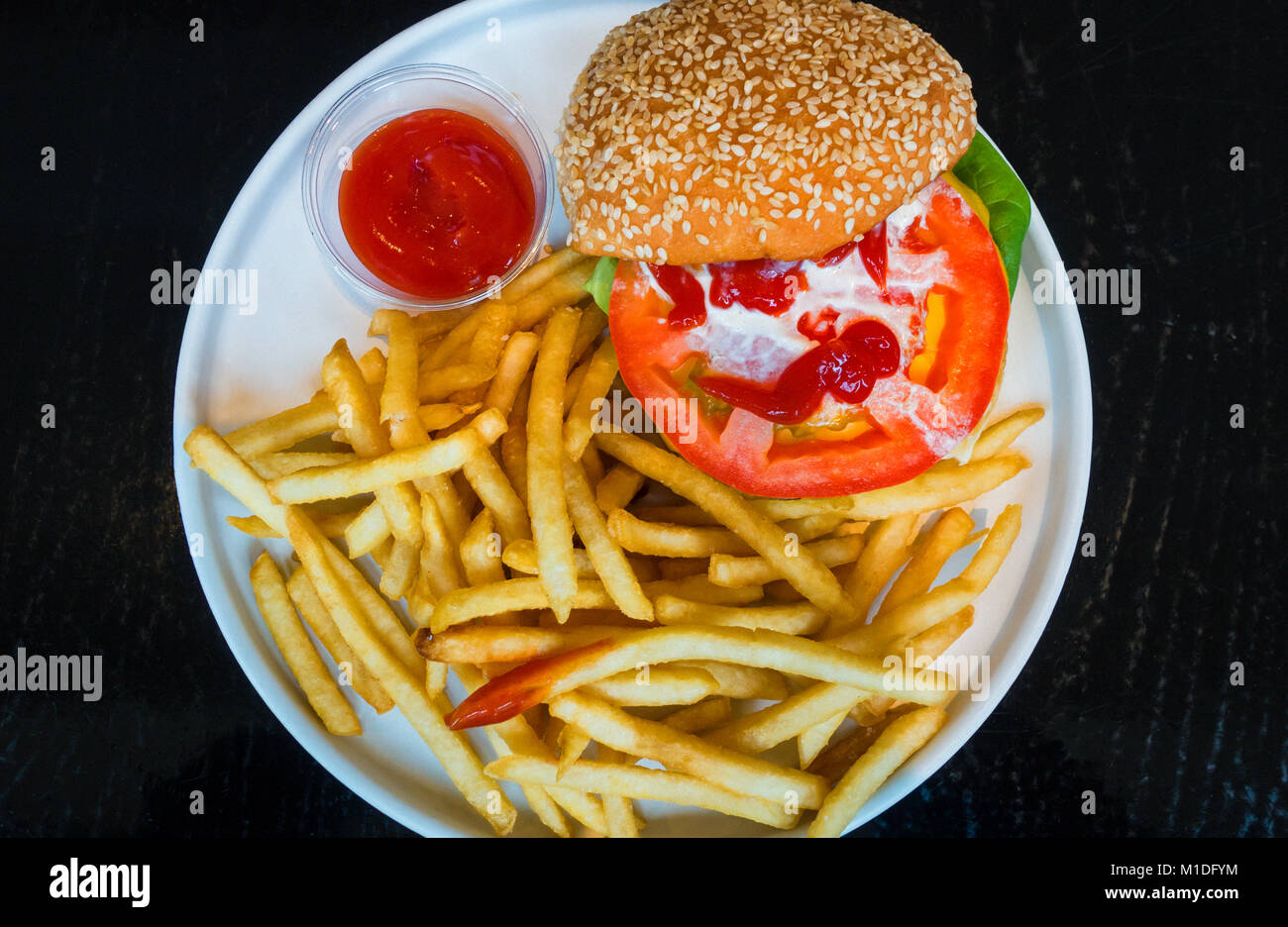 Eine Emoji Burger und Pommes frites, von Alvin Cailan für Köche Club in SoHo, New York City konzipiert Stockfoto
