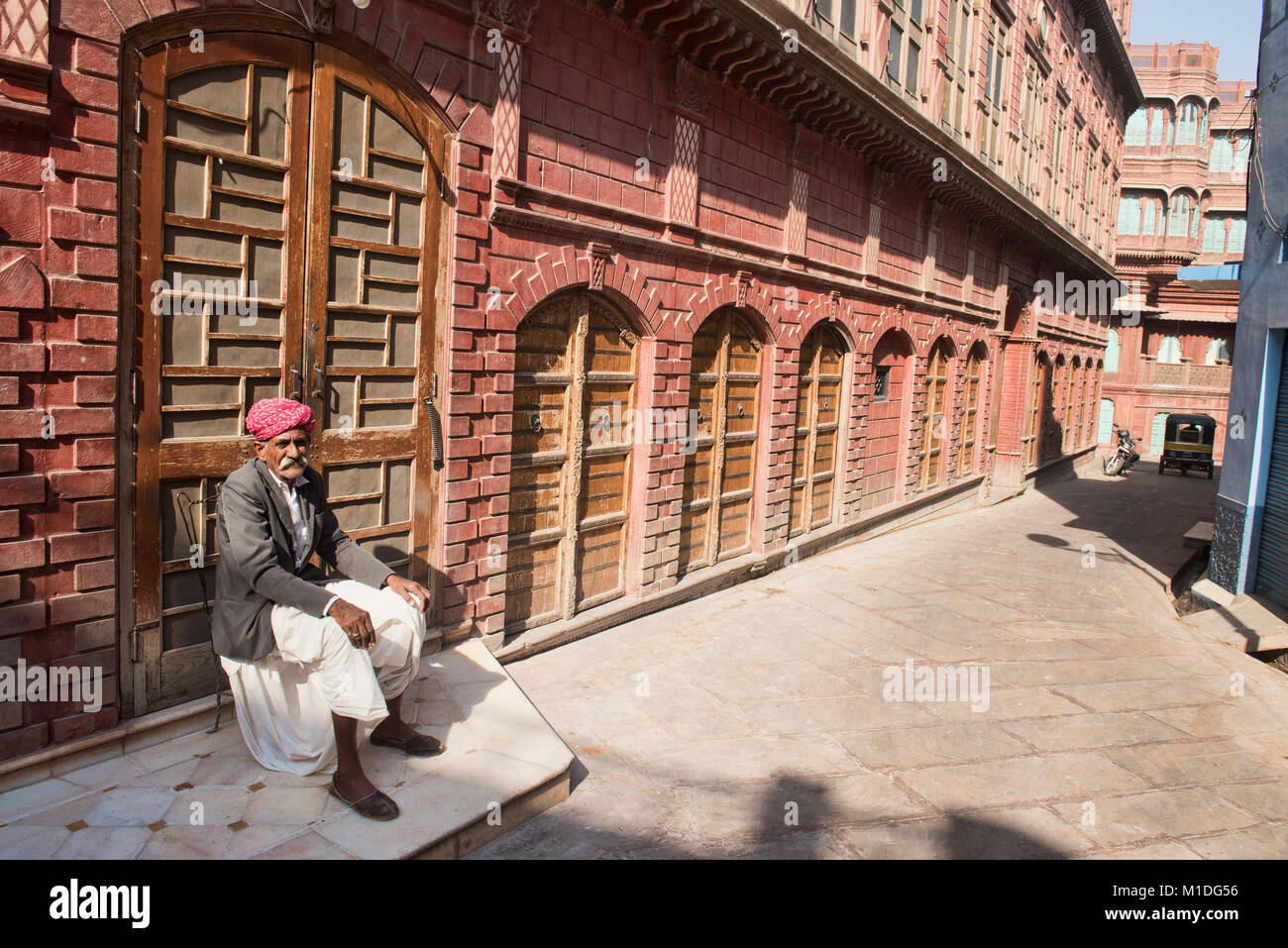 Wächter vor der alten haveli Home, Bikaner, Rajasthan, Indien Stockfoto