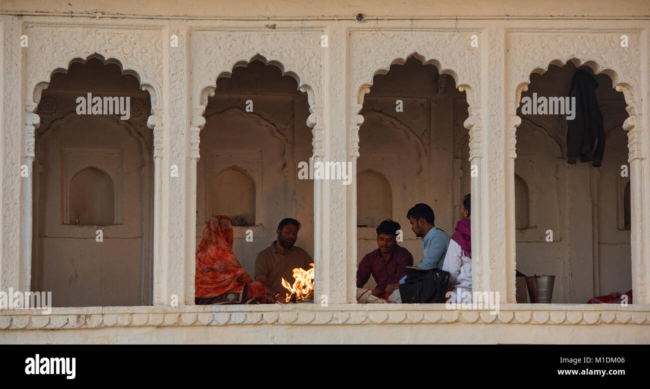 Warmhalten auf der ghats, Pushkar, Rajasthan, Indien Stockfoto