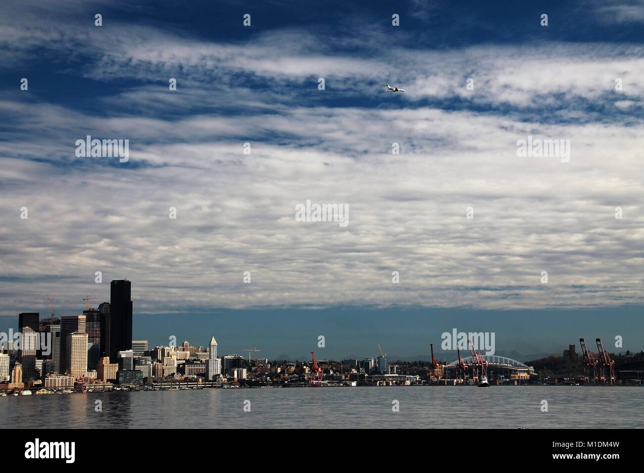 Diese Ansichten von Seattle aus Alki Beach, wo die weite Aussicht begeistern gefangen, vor allem eine Freude nach so viel Regen! Stockfoto