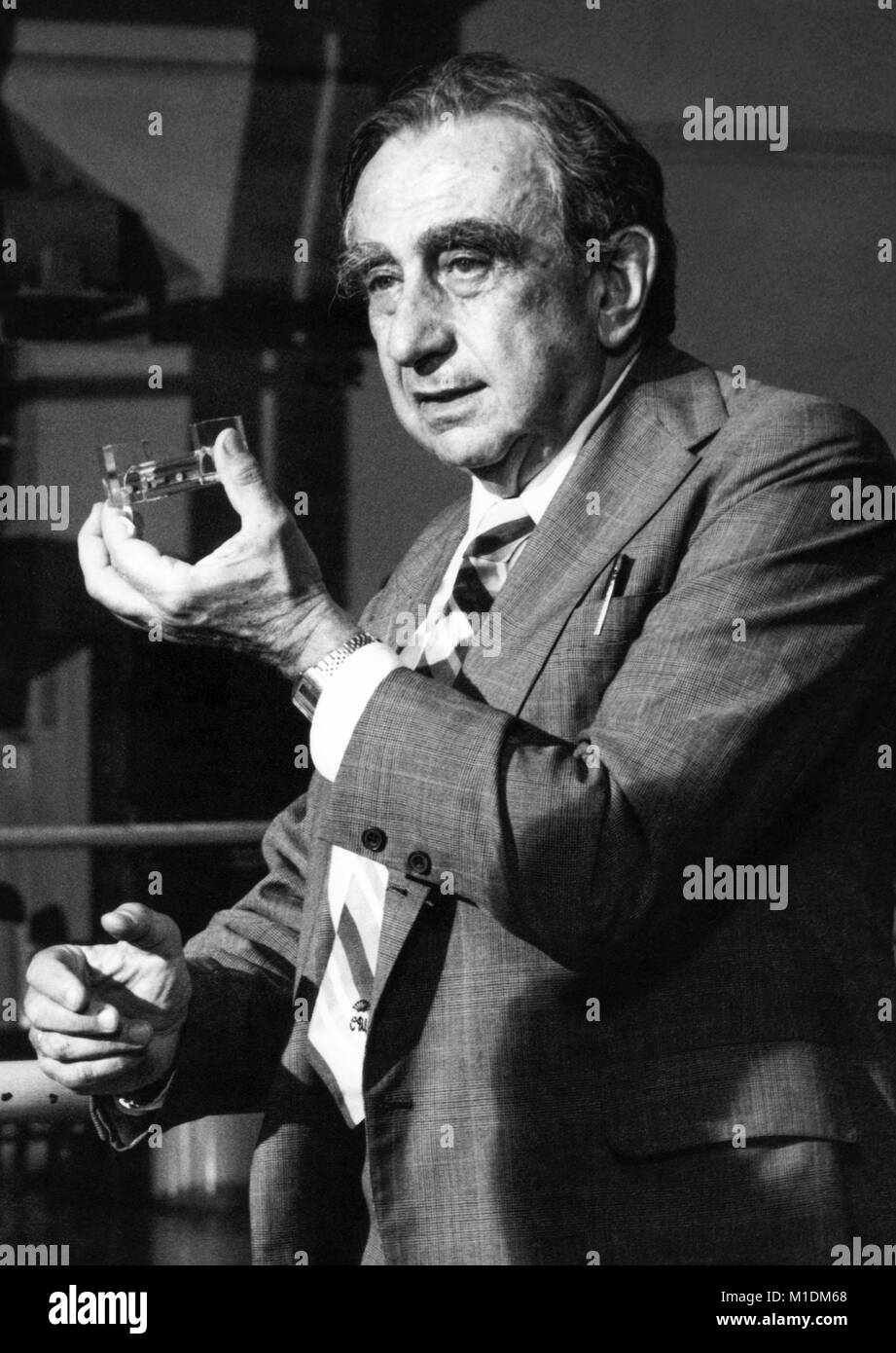 Dr. Edward Teller (1908 - 2003) war ein Hungarian-American theoretische Physiker im Manhattan Projekt beteiligt und allgemein bekannt als "Der Vater der Wasserstoffbombe." Dieses Foto von Frank Hoffman der DOE zeigt Teller im Clinch River Brüter Anlage in Oak Ridge, Tennessee am 20. Juli 1981. Stockfoto