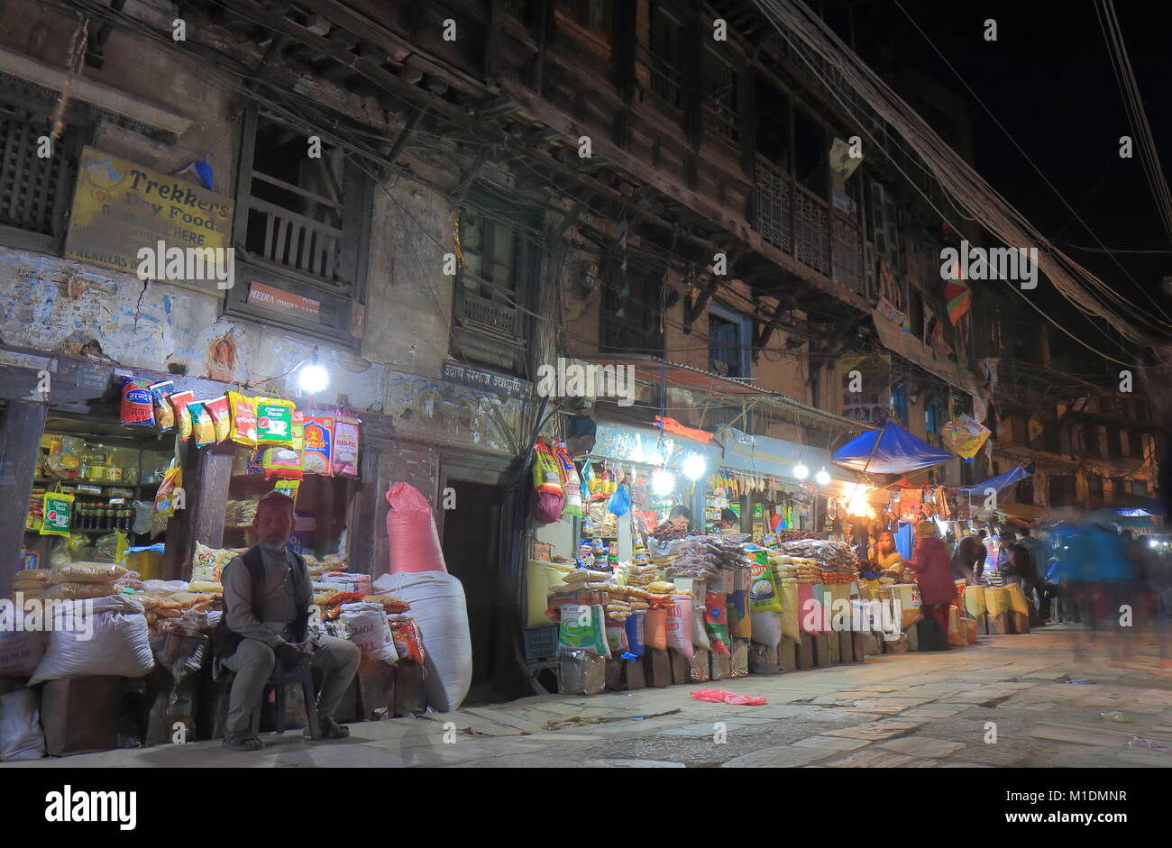 Menschen besuchen Street Market in der Innenstadt von Kathmandu, Nepal. Stockfoto