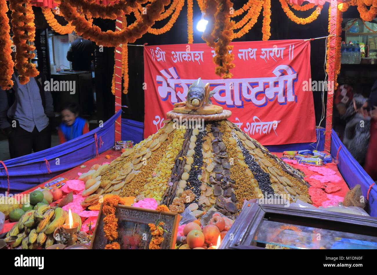 Religiöse mit Anzeige in der Innenstadt von Kathmandu, Nepal. Stockfoto
