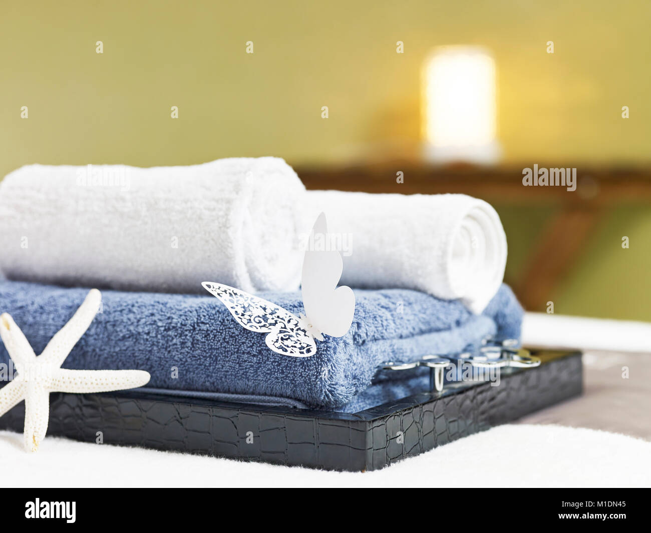 Gerollte Handtücher auf ein Fach auf Massage Bett im Beauty Spa und Health Club. Stockfoto