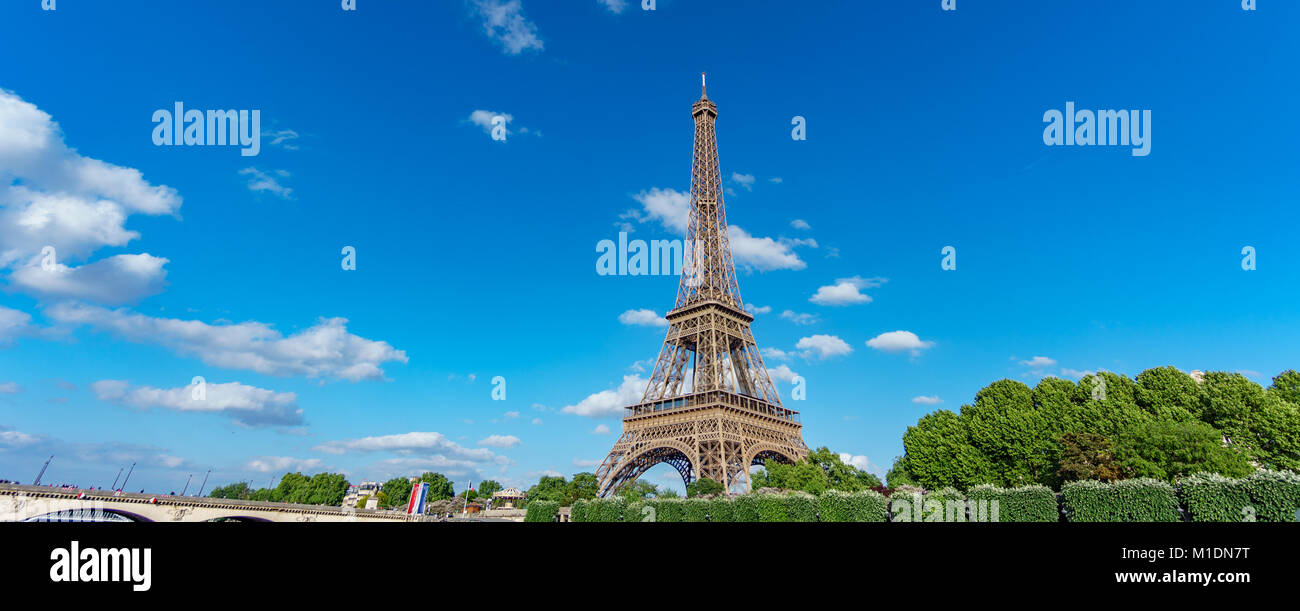 Der Eiffelturm Panorama über Bäume, blauer Himmel Stockfoto