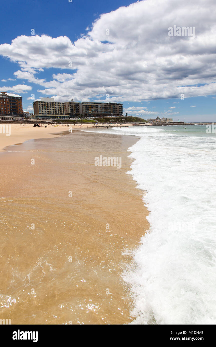 Newcastle Beach ist einen kurzen woalk aus der CBD-Bereich in die zweitälteste Stadt Australiens. Newcastle hat sich eine Revitalisierung in den letzten Jahren. Stockfoto