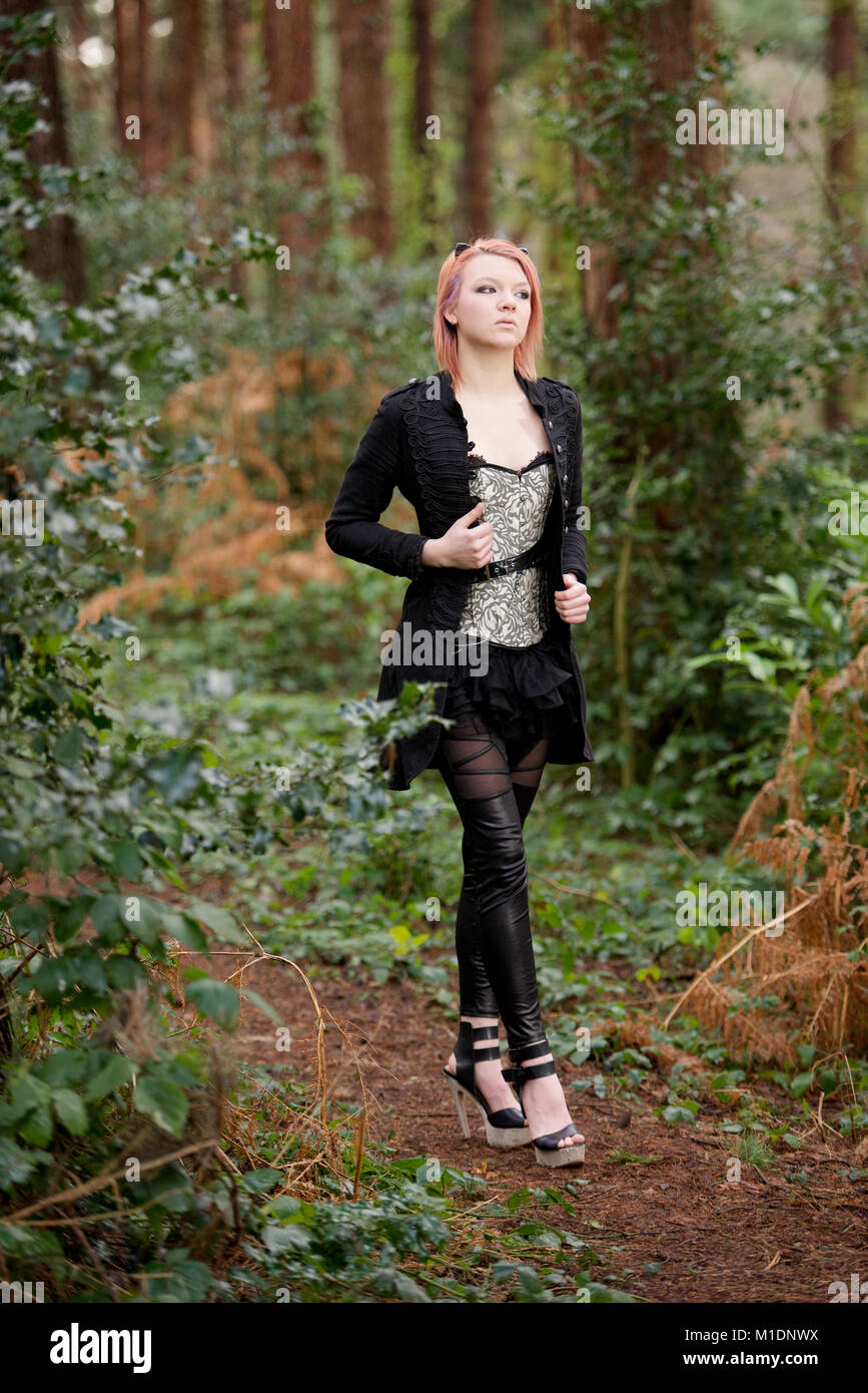 Hübsches Mädchen in einer Lage im Wald und tragen alternative Mode  Stockfotografie - Alamy