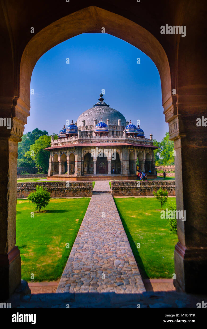 Eingang zum Isa Khan Grab in der Nähe von Humayun's Grabmal, Delhi Indien gelegen Stockfoto