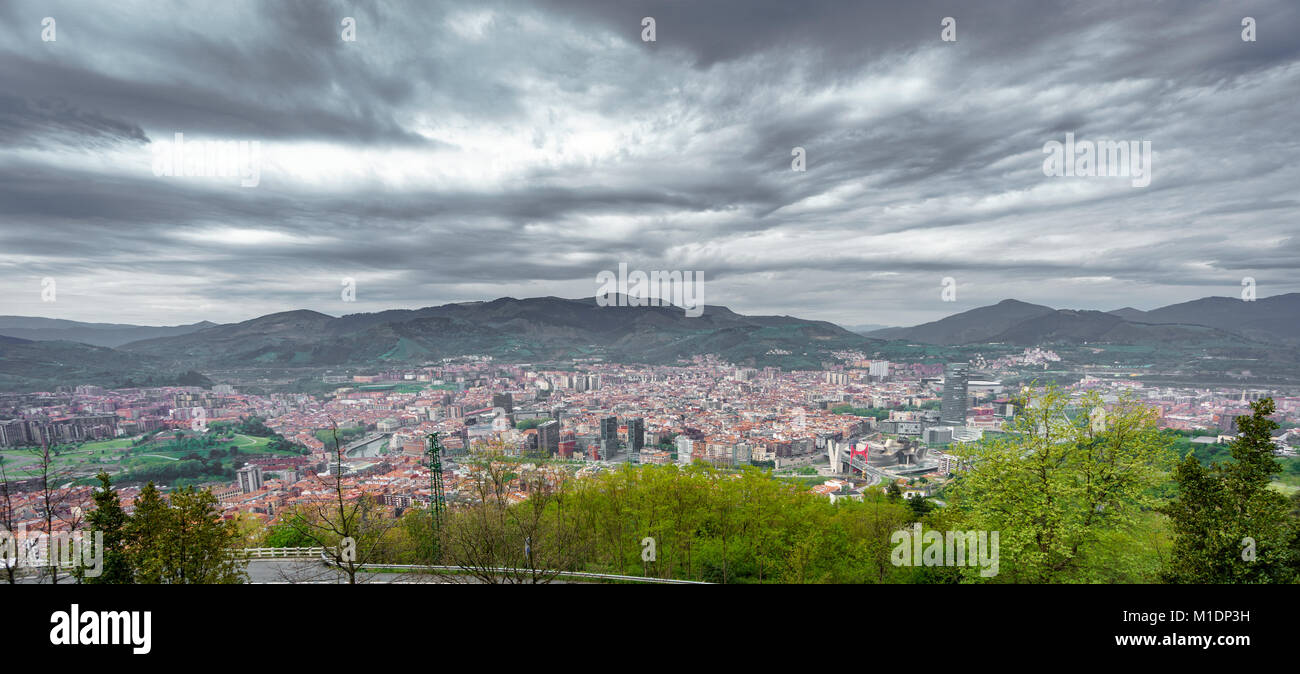 Bilbao Skyline von artxanda Berg, Panoramaaussicht Stockfoto