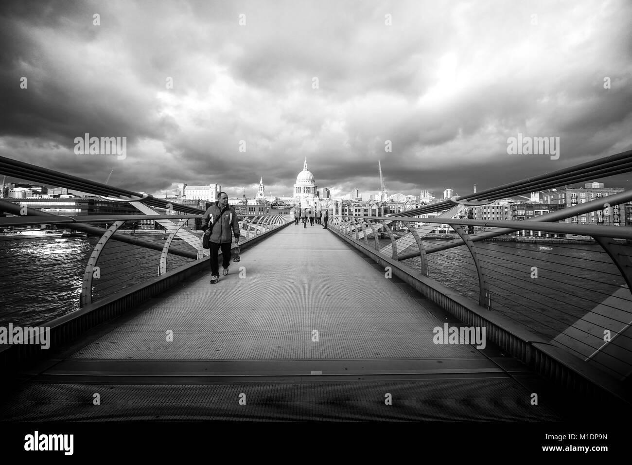 Schwarz & Weiß Millennium Bridge, London, England Stockfoto