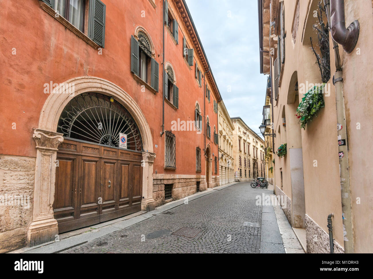 Via Oberdan, Straße im historischen Zentrum von Verona, Venetien, Italien Stockfoto