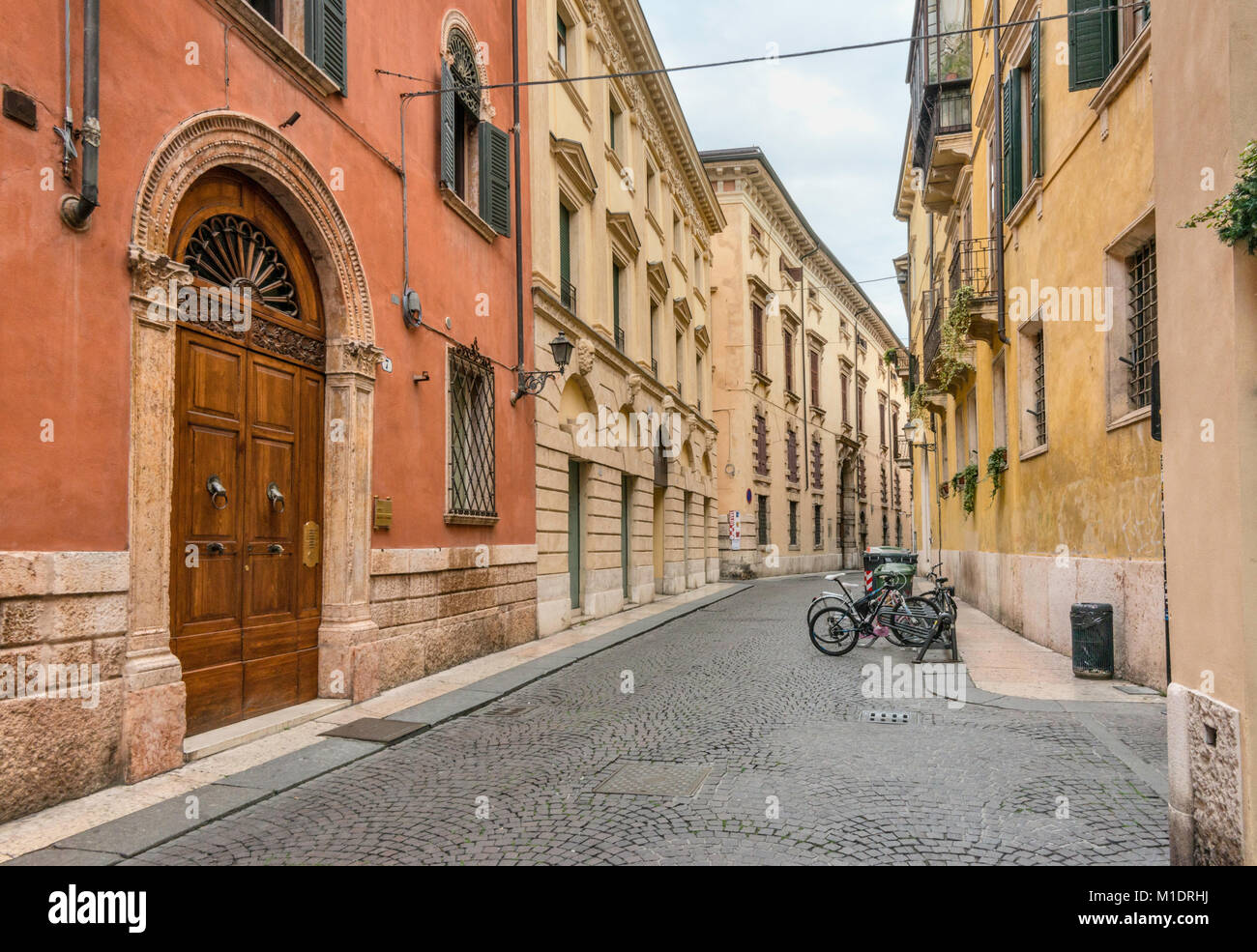 Via Oberdan, Straße im historischen Zentrum von Verona, Venetien, Italien Stockfoto