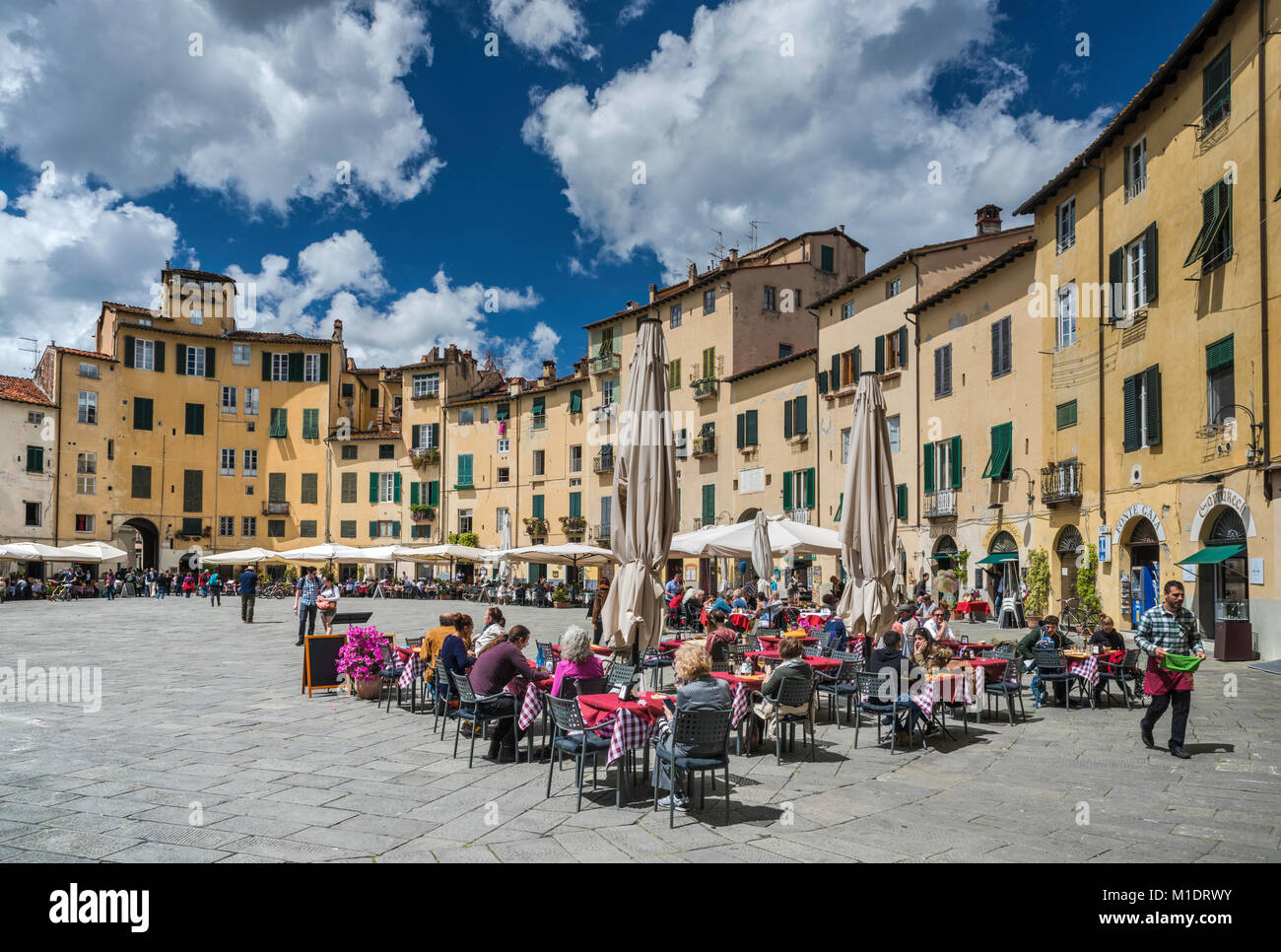 Cafés an der Piazza Anfiteatro im historischen Zentrum von Lucca, Toskana, Italien Stockfoto