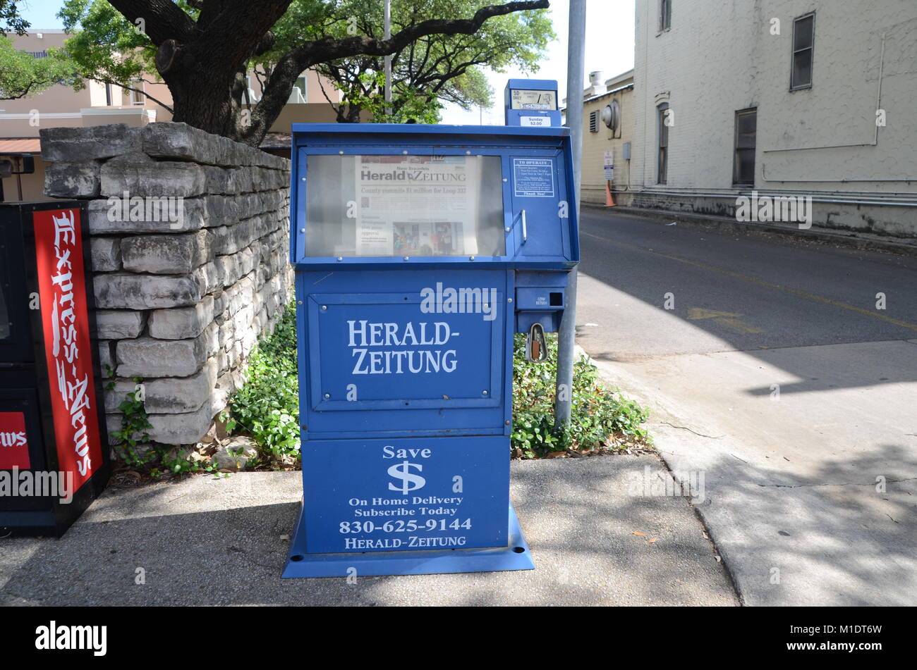 Eine Zeitung Spender für die Verkünder - Zeitung in New Braunfels Texas USA Stockfoto