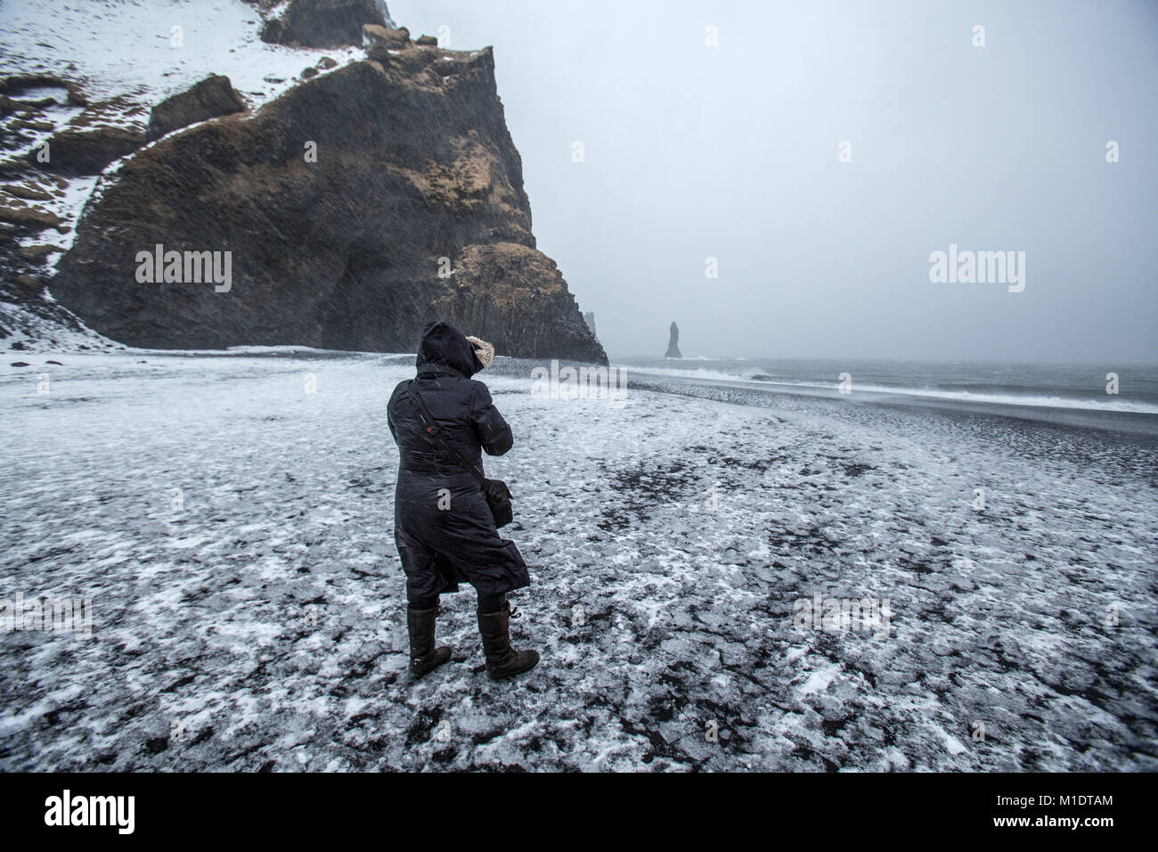 Touristische schlachten die Elemente auf die Südküste Islands Stockfoto