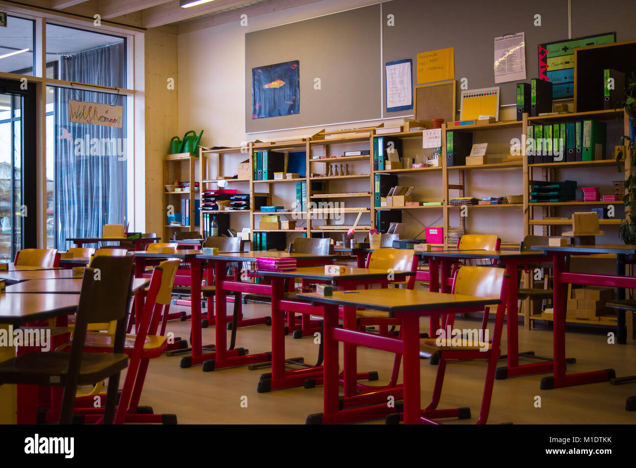 Schreibtische und Lehrmaterialien in ein Klassenzimmer in einer Montessori Schule Stockfoto