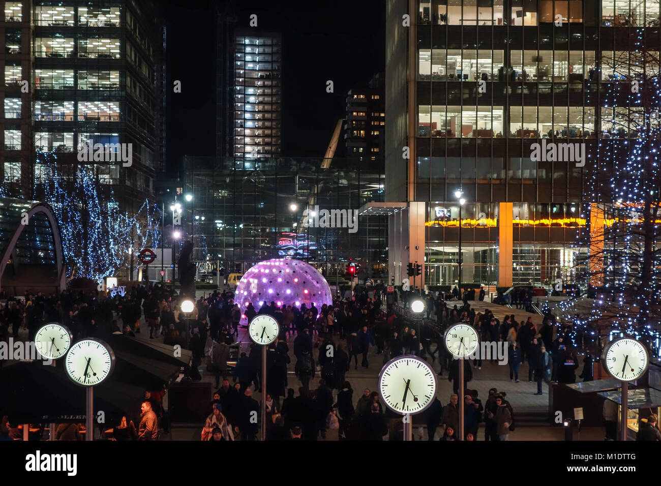 LONDON, UK-25 Jan 2018: Sonic, leichte Noppen durch ENESS ist mit Pendler im Jubilee Plaza für die Canary Wharf Winter Lights Festival 2018 umgeben. Stockfoto