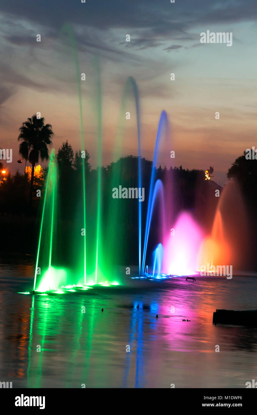 Isla Magica (Magic Island) Theme Park, See mit Wasserdüsen in der Dämmerung, Sevilla, Andalusien, Spanien, Europa Stockfoto