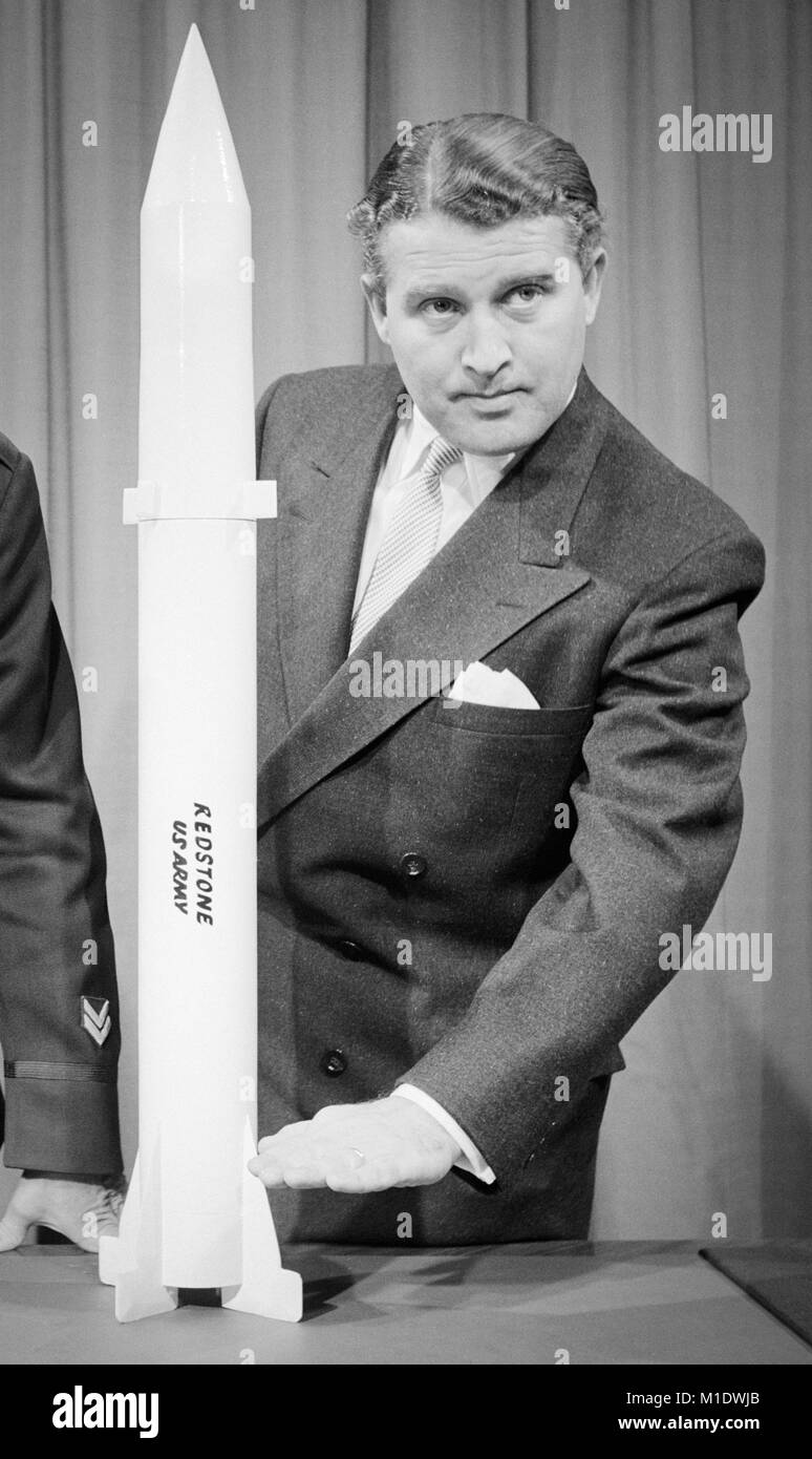 Dr. Wernher von Braun (1912-1977) mit dem Modell einer REDSTONE Lenkflugkörper, 20. Januar 1956. Stockfoto