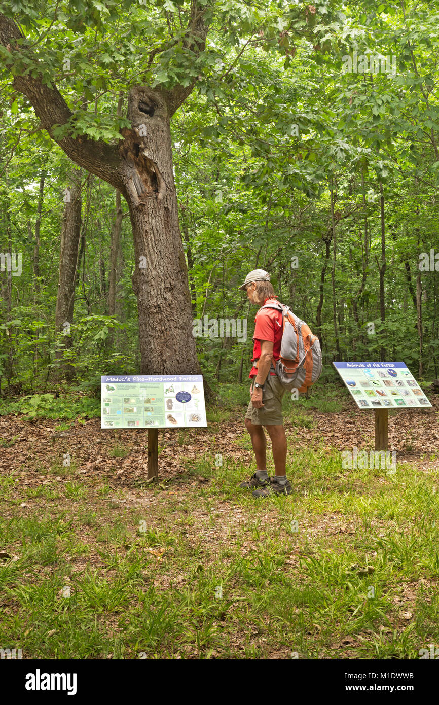 NC-01710-00... NORTH CAROLINA - Wanderer die Hinweisschilder auf dem Gipfel des Berges in Medoc Medoc Mountain State Park. Stockfoto