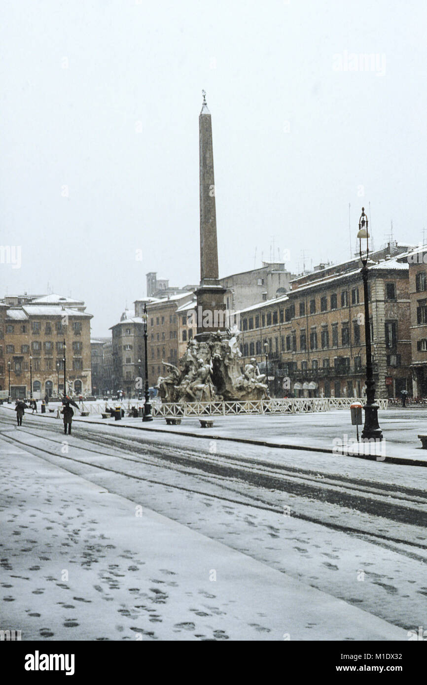 Altes Bild (1985) der ungewöhnlichen Schneefälle in Rom - Piazza Navona - Vatikan - Rom - Latium - Italien Stockfoto