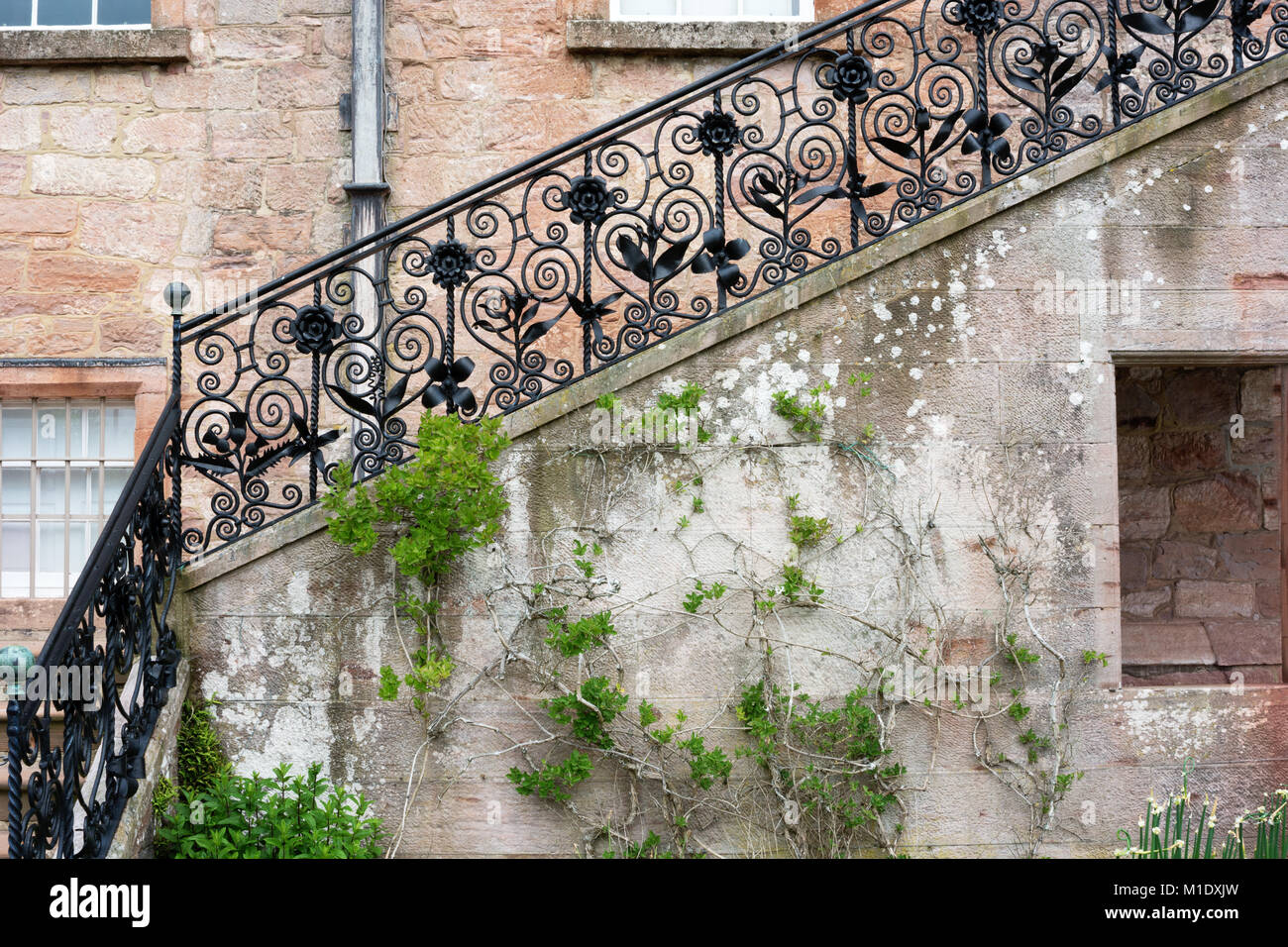 Schwarz Geländer und Treppen aus Stein der Haustreppe an drumlanrig Castle Garten geschmiedet, Queensberry, Dumfries und Galloway, Schottland, Vereinigtes Königreich Stockfoto