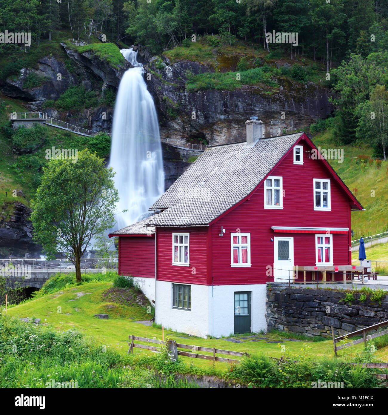 Rotes Haus in der Nähe von Steinsdalsfossen Wasserfall Stockfoto