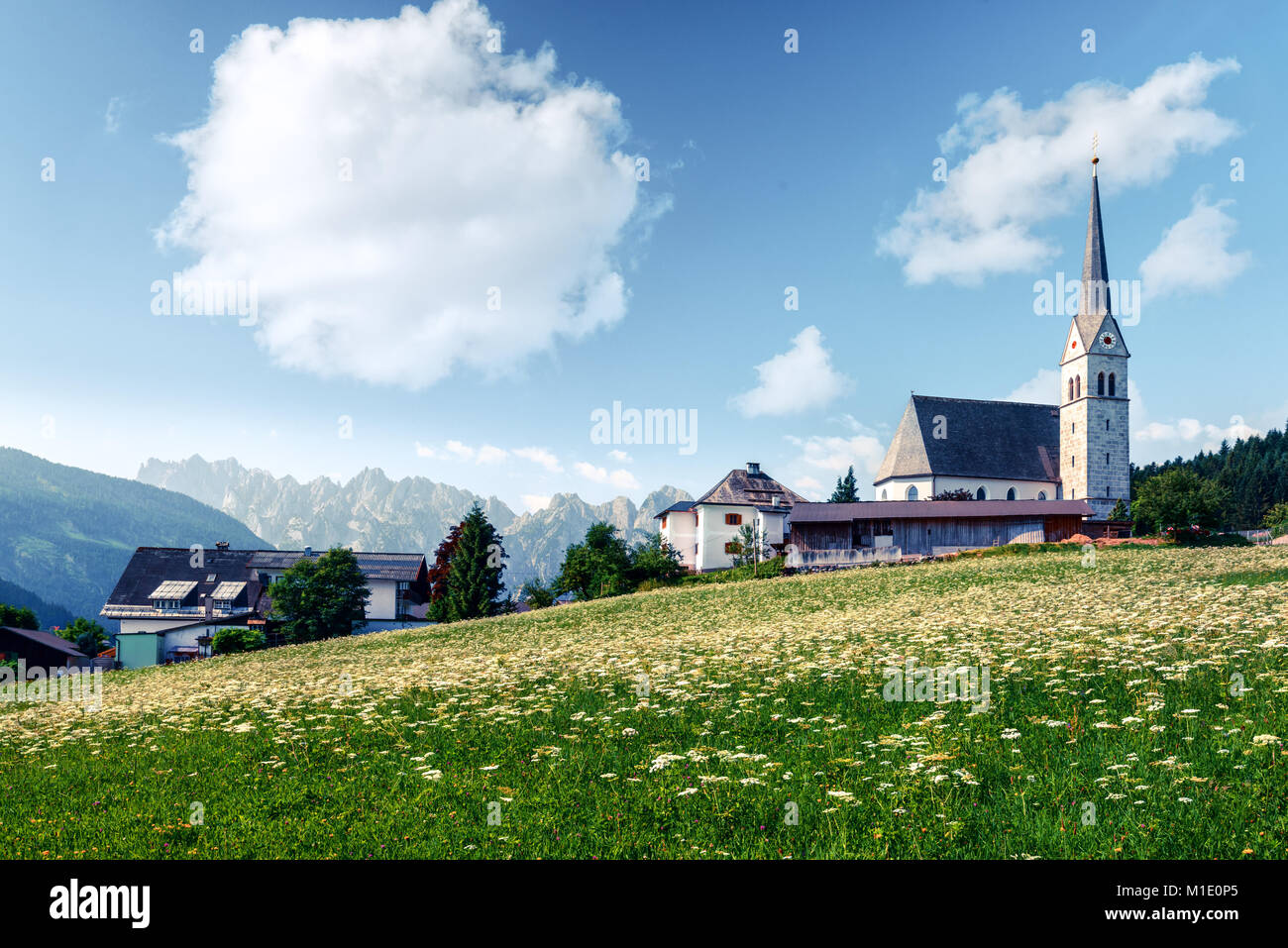 Christentum churh in Gosau Dorf an sonniger Tag. Stockfoto