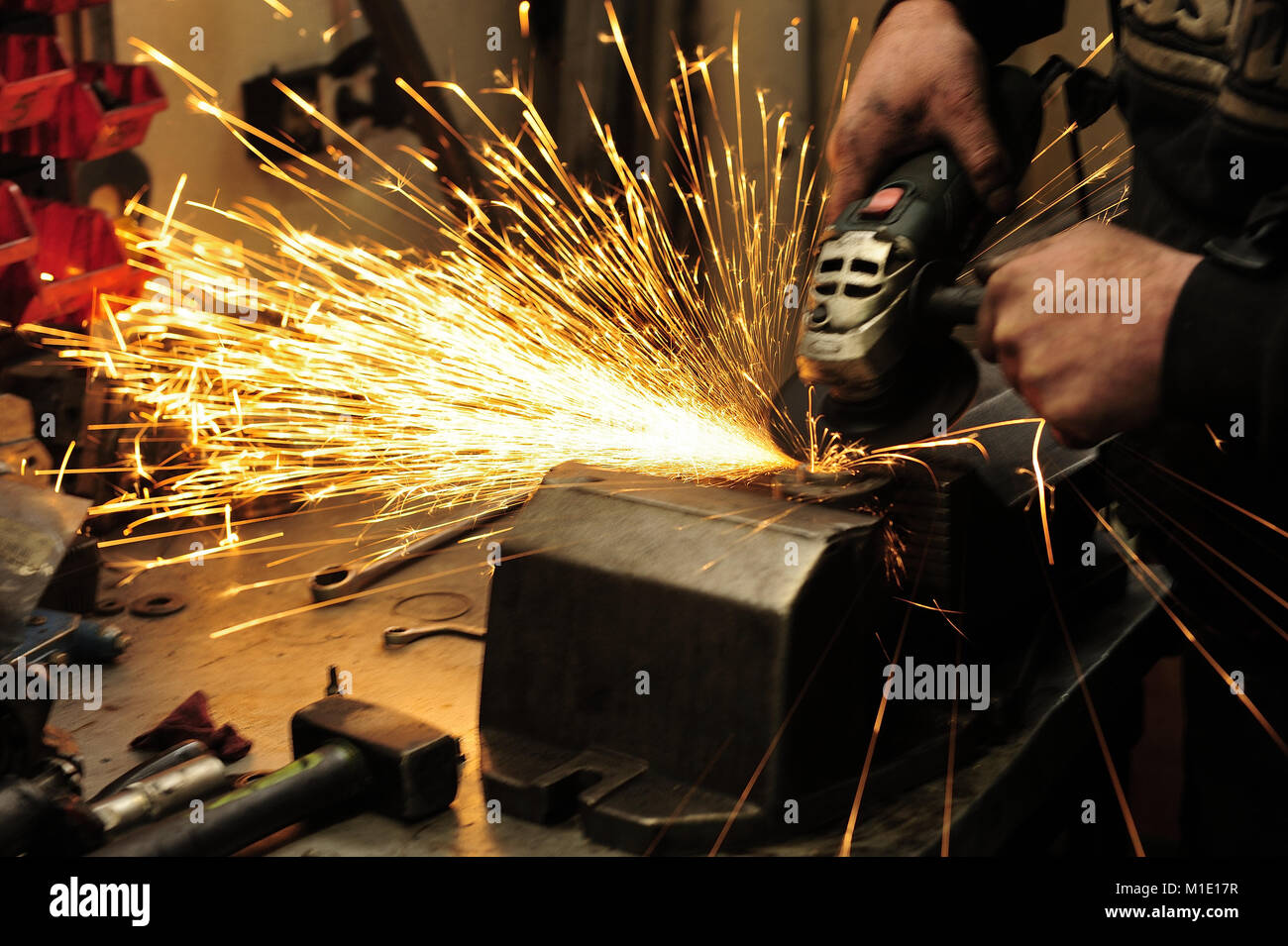 Mechaniker, Hand, Schlüssel, Schwere, schmutzige, Werkstatt, Automotive, Industrie, Sicherheit, Hygiene, Werkzeuge, menschliche, Job, nach Stunden, Geschäft, Erfolg, Reparatur Stockfoto