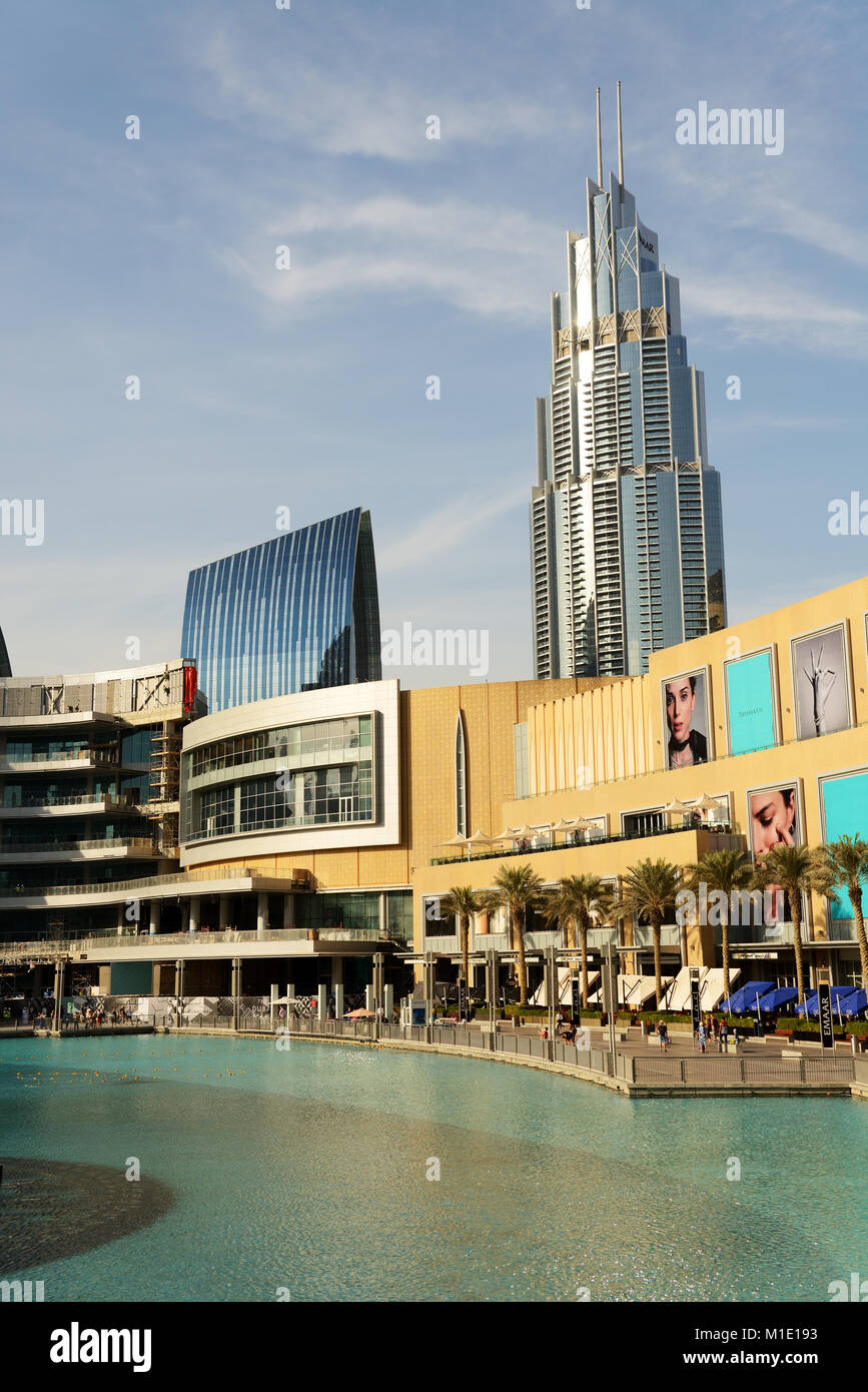 DUBAI, VAE - 19. NOVEMBER: Die Dubai Mall ist der weltweit größte Shopping Mall. Es ist in Burj Khalifa Komplexes gelegen und verfügt über 1200 Geschäfte im Inneren auf Nov Stockfoto