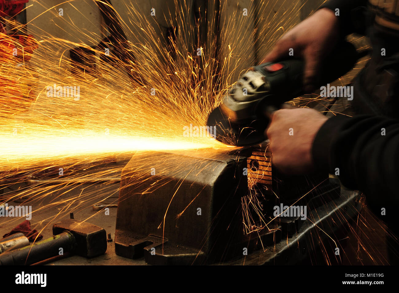 Mechaniker, Hand, Schlüssel, Schwere, schmutzige, Werkstatt, Automotive, Industrie, Sicherheit, Hygiene, Werkzeuge, menschliche, Job, nach Stunden, Geschäft, Erfolg, Reparatur Stockfoto