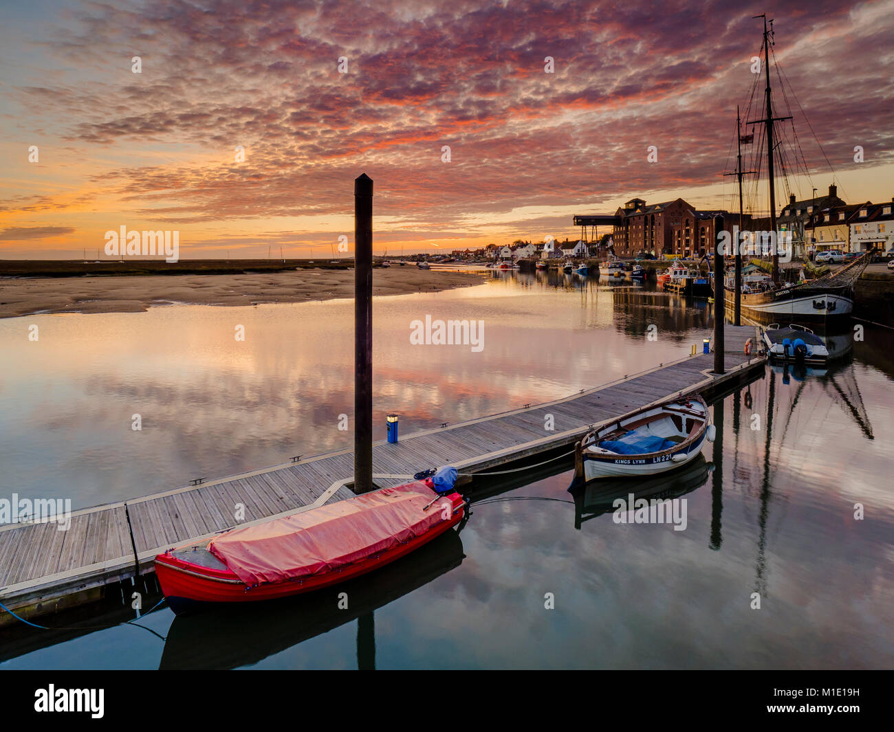 Reflexionen von der atemberaubenden Sonnenaufgang über dem Hafen von Wells-next-the-Sea. Stockfoto