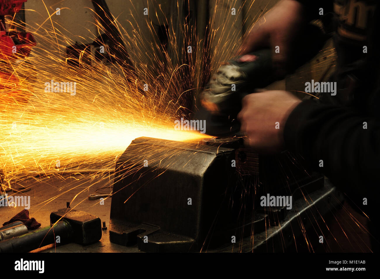 Mechaniker, Hand, Schlüssel, Schwere, schmutzige, Werkstatt, Automotive, Industrie, Sicherheit, Hygiene, Werkzeuge, menschliche, Job, nach Stunden, Geschäft, Erfolg, Reparatur Stockfoto