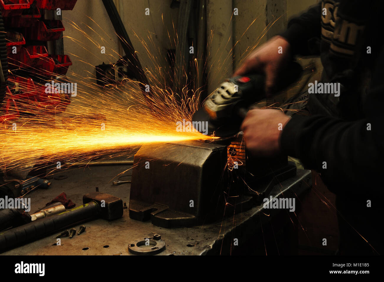 Mechaniker, Hand, Schlüssel, Schwere, schmutzige, Werkstatt, Automotive, Industrie, Sicherheit, Hygiene, Werkzeuge, menschliche, Job, nach Stunden, Geschäft, Erfolg, Reparatur Stockfoto