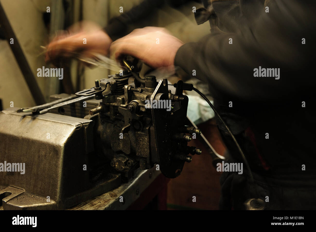 Mechaniker, Hand, Schlüssel, Schwere, schmutzige, Werkstatt, Automotive, Industrie, Sicherheit, Hygiene, Werkzeuge, menschliche, Job, nach Stunden, Geschäft, Erfolg, Reparatur Stockfoto